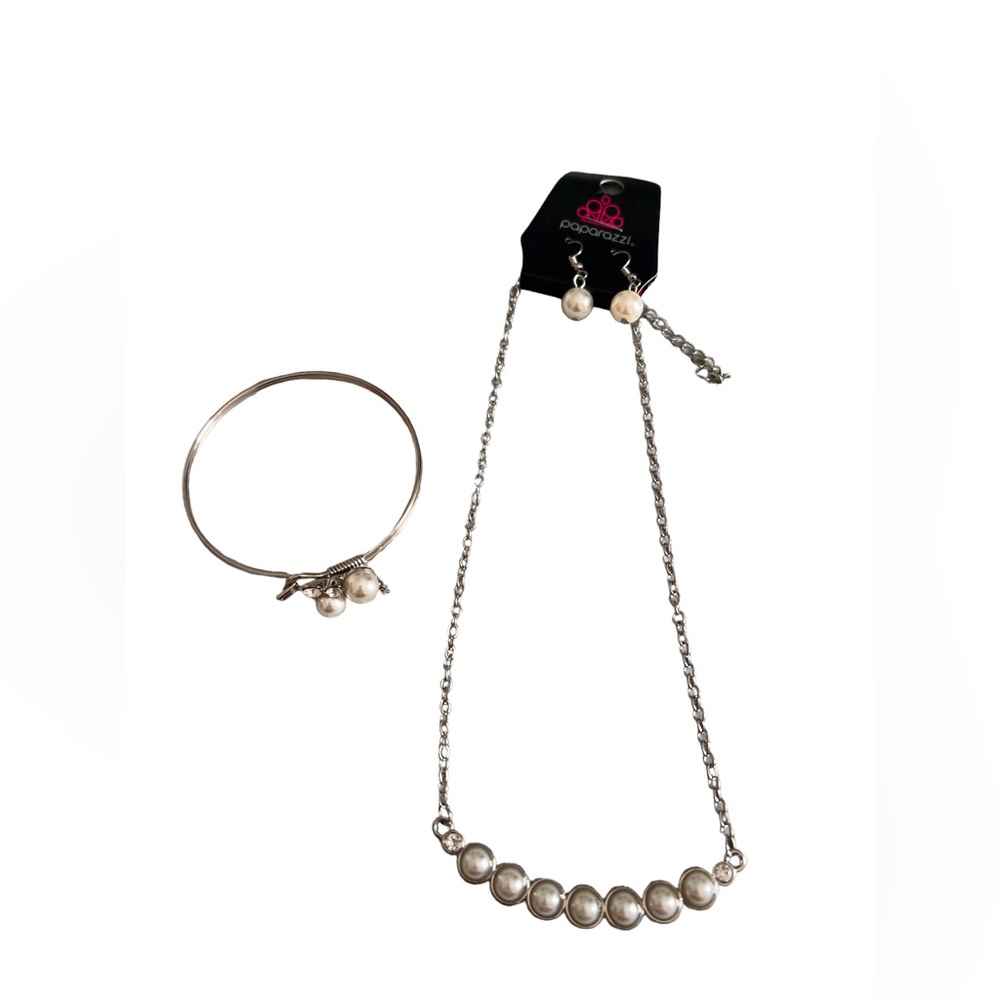NWT Paparazzi Women 3 PC Silver Tone With Pearl Jewelry Set.